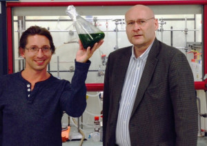 Dr. Ellis O’Neill and Prof. Rob Field in the lab with a culture of Euglena 